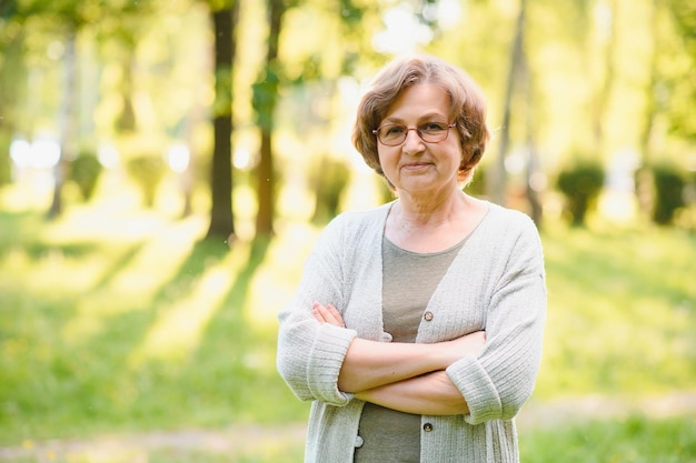 Senior vrouw wandelen in het park in de zomer