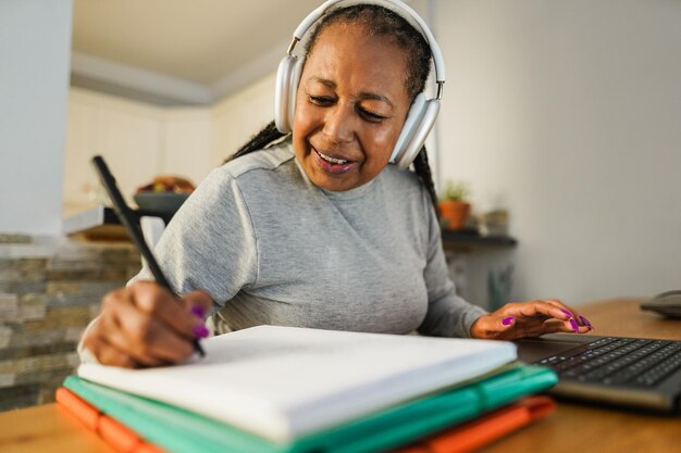 Foto senior vrouw werkt met laptopcomputer vanuit huis ouderen levensstijl en technologie concept focus op gezicht