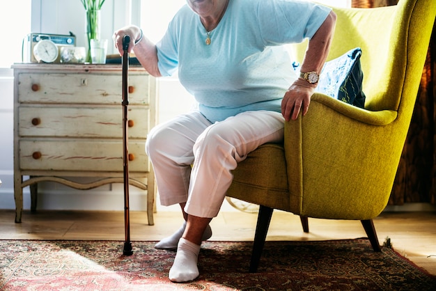 Senior vrouw zittend op de stoel