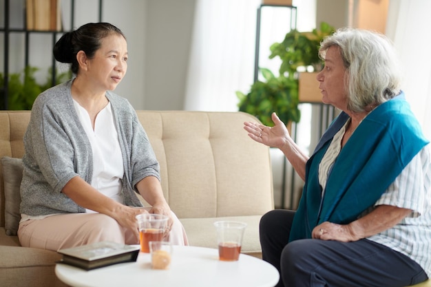 Senior vrouwen bespreken nieuws en roddels