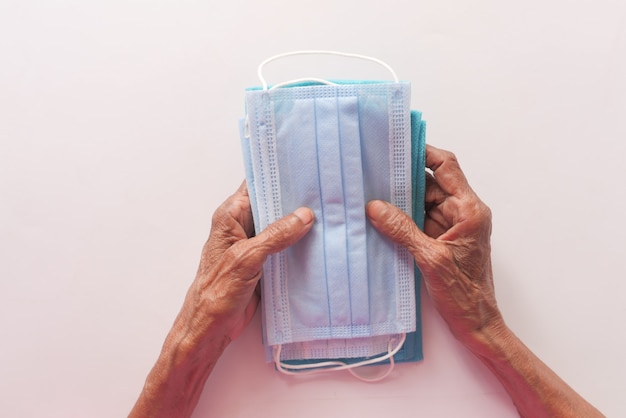 senior vrouwen hand met zelfgemaakte gezichtsmasker, bovenaanzicht