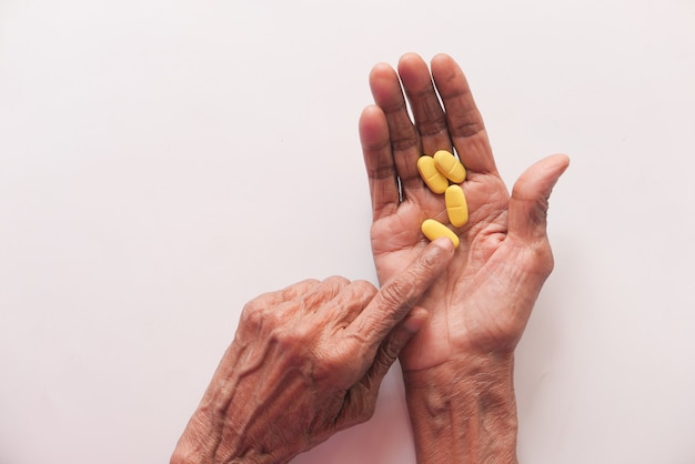 senior vrouwen hand nemen medicijnen, close-up