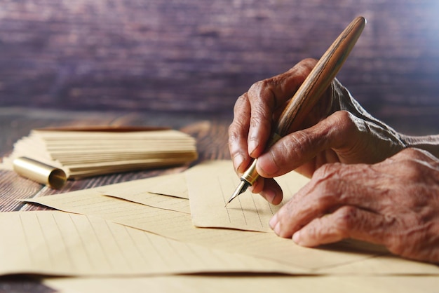 Senior vrouwen hand schrijven brief met een vulpen