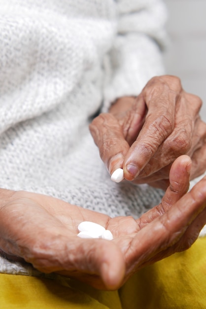 Senior vrouwen houden een medische tablet vast