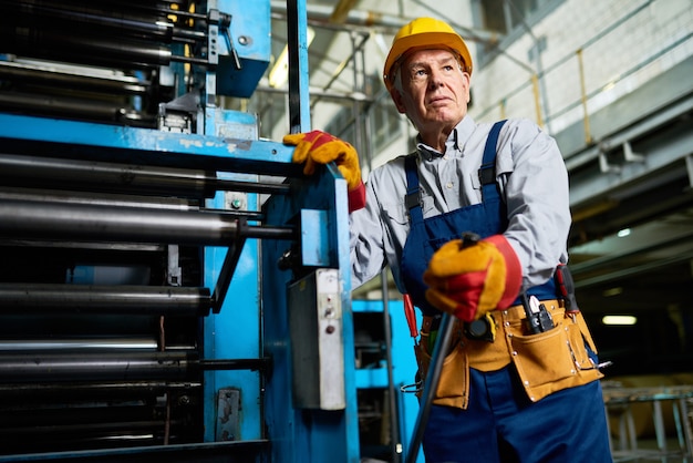 Senior werknemer operationele machines in de fabriek