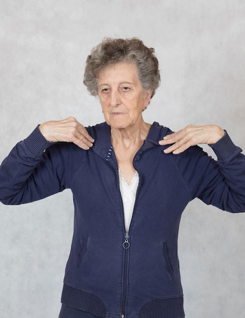 Пожилая женщина в возрасте от 70 до 80 лет делает некоторые физические нагрузки
