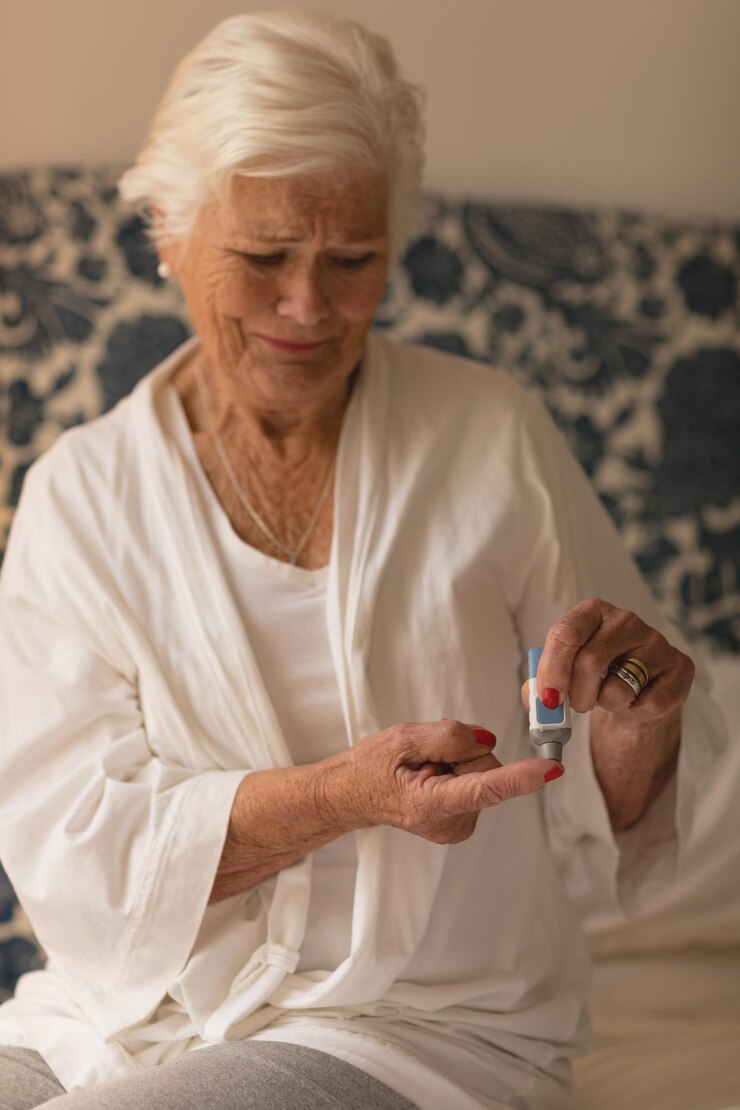 Photo senior woman applying cream on body in bedroom