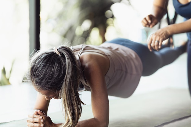 自宅で一緒にストレッチ運動を行う年配の女性アジアカップル。フィットネスヨガと健康的なライフスタイルのコンセプト