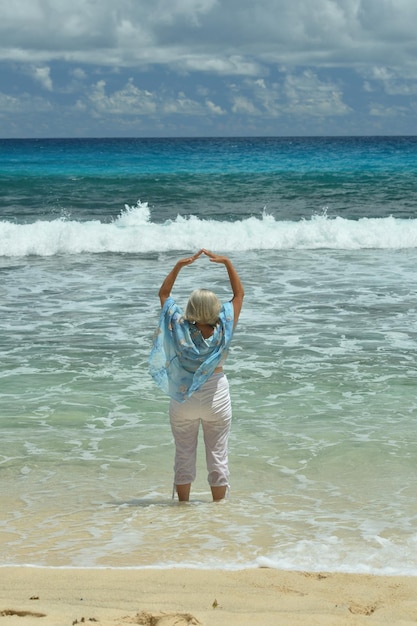 Старшая женщина на пляже