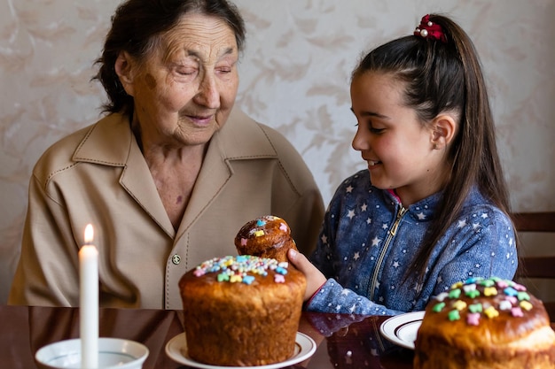 Пожилая женщина празднует пасху.