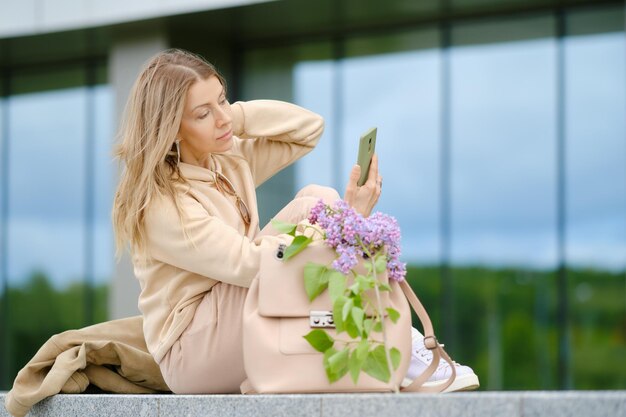 スマートフォンでおしゃべりする年配の女性