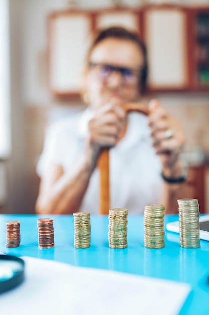 Photo senior woman checking her finances and invenstments