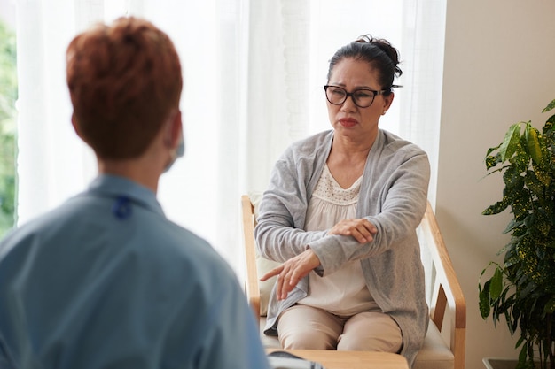 Photo senior woman complaining about arm pain