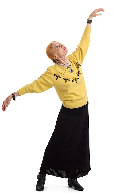 Senior donna che balla signora isolata con le braccia tese volo dell'anima