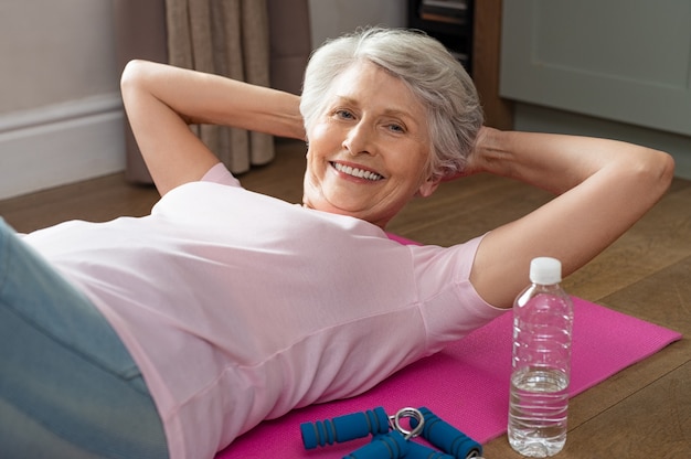 Photo senior woman doing crunches