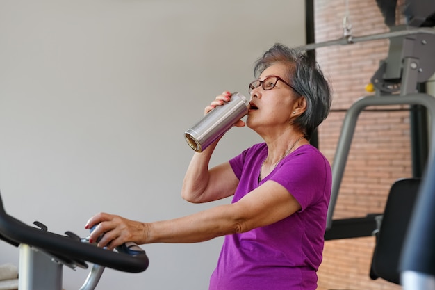 Donna senior che fa le esercitazioni in ginnastica