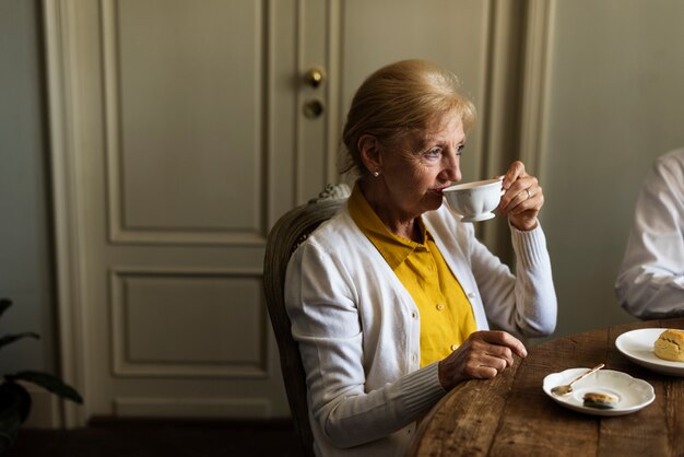 年配の女性がお茶を飲む