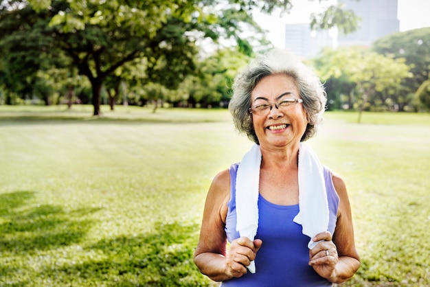 Concetto all'aperto del parco di esercizio della donna senior