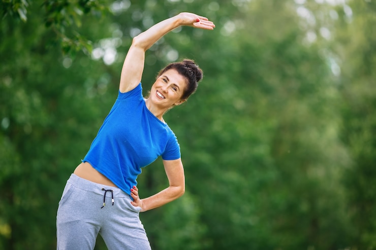 Photo senior woman exercising in park.