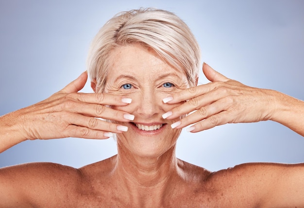 Foto donna anziana viso e bellezza manicure cura della pelle e sorriso per il benessere del viso assistenza sanitaria o anti invecchiamento su uno sfondo grigio studio felice modello anziano unghie cosmetiche e mani con pelle pulita