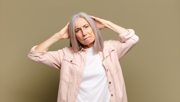 Donna anziana che si sente frustrata e infastidita, malata e stanca di fallire, stufo di compiti noiosi e noiosi