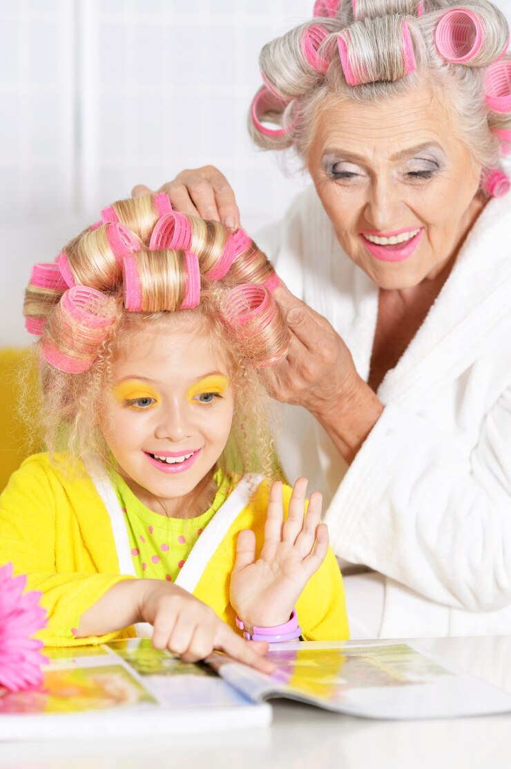 Photo senior woman and granddaughter doing hairstyle at home