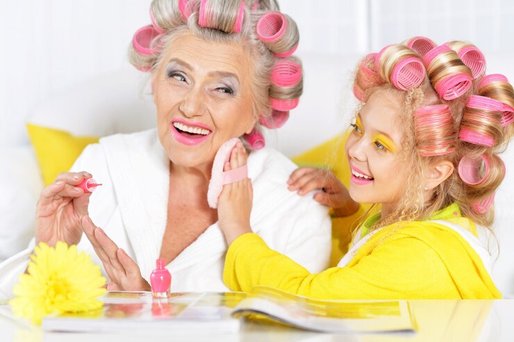Photo senior woman and granddaughter doing make up at home