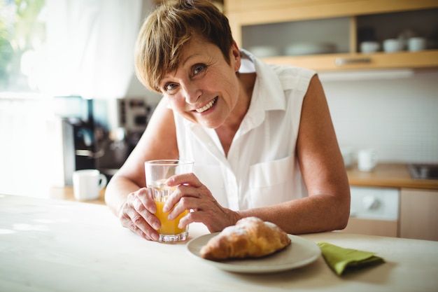 Photo senior woman having breakfast