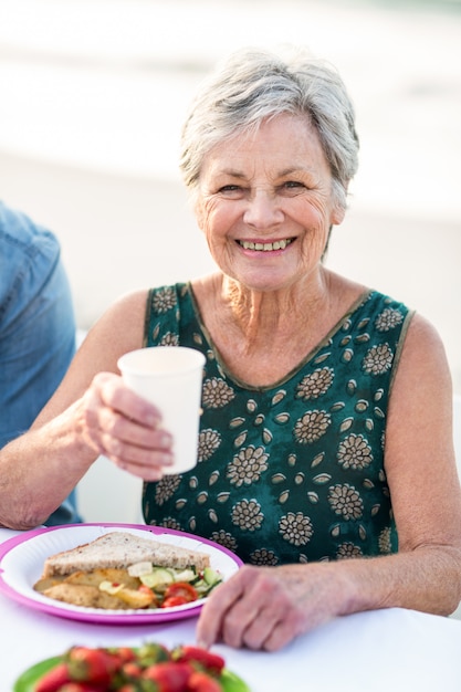 Foto donna senior che ha un picnic