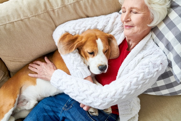 年配の女性と彼女の犬を自宅で