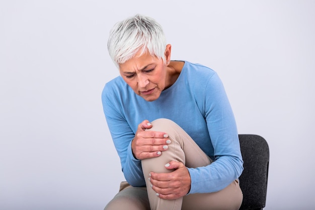 膝の痛みを抱えている高齢女性 高齢者 健康問題と人々の概念 家で足の痛みに苦しむ高齢者 女性家で膝の痛みに苦しむ 高齢者
