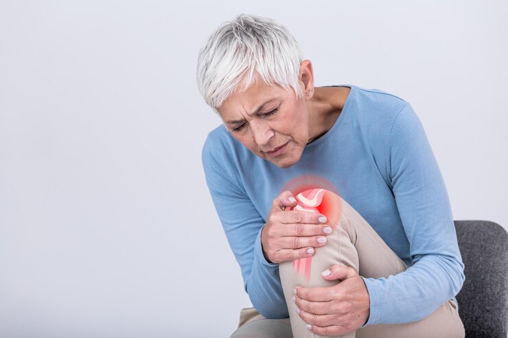 Photo senior woman holding the knee with pain old age health problem and people concept senior woman