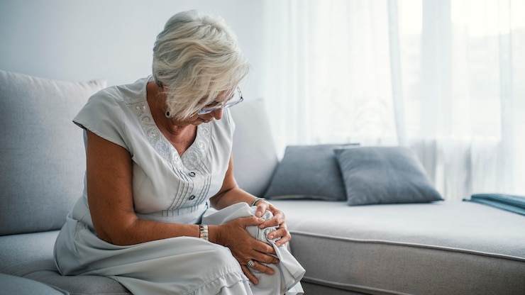 Photo senior woman holding the knee with pain