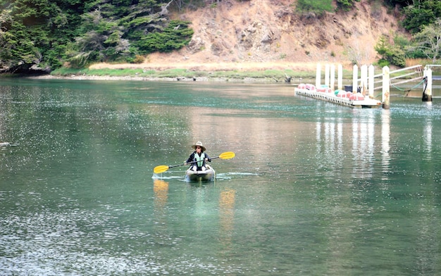 Photo senior woman kayaking in lake