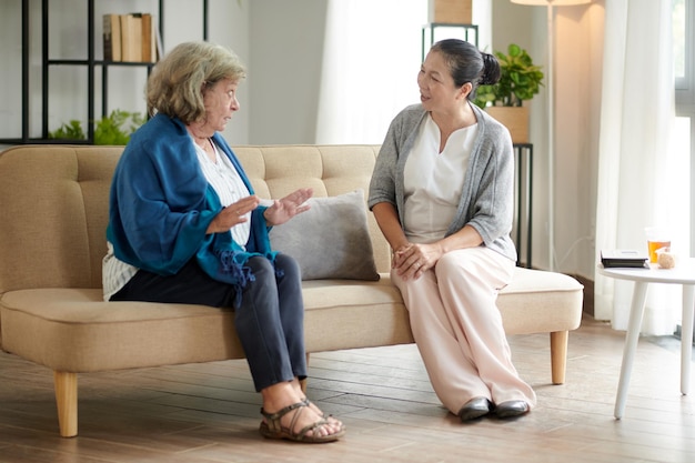 友人の話を聞く年配の女性