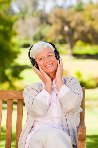 Старший женщина, слушать музыку