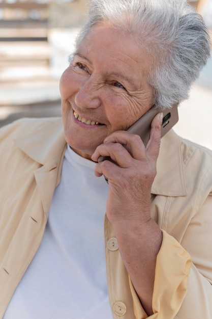 Foto senior donna che vive in città