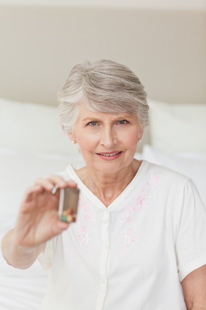 Photo senior woman looking at the camera