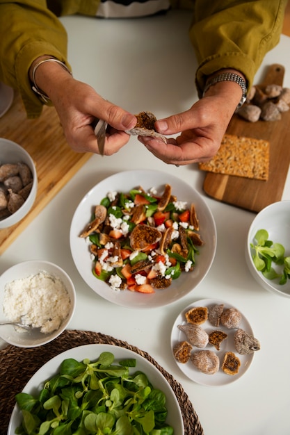 Foto senior donna che fa il piatto con i fichi in cucina