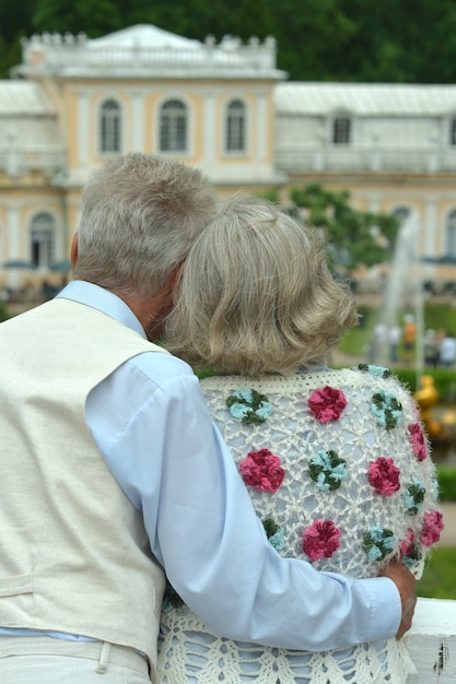 Senior donna e uomo nel parco vista posteriore