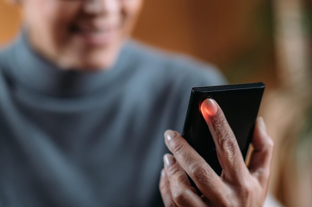 Foto donna anziana che misura il polso o la frequenza cardiaca con lo smartphone
