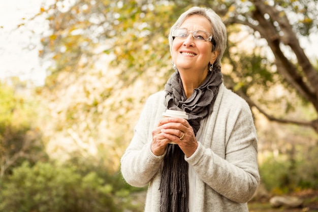 Donna senior nel parco