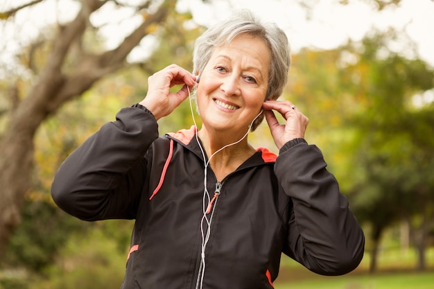 Donna senior nel parco