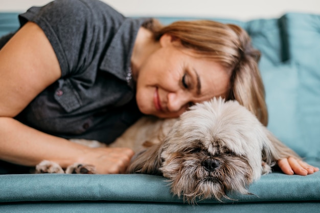 彼女の犬をかわいがる年配の女性