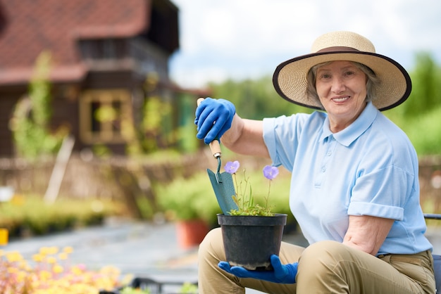 花を植える年配の女性