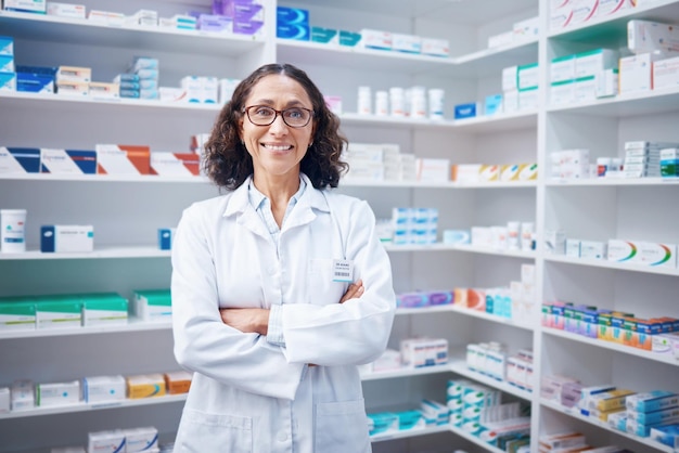Фото Портрет пожилой женщины и фармацевт со скрещенными руками в аптеке или магазине здравоохранение и счастливая гордая и уверенная в себе пожилая женщина-медик или врач из канады