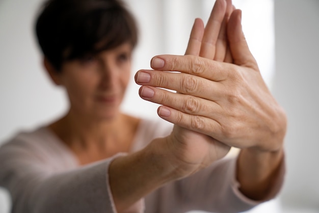 Photo senior woman practicing tai chi medium shot