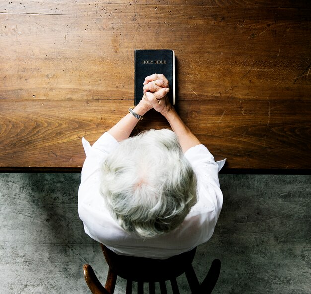 Foto fede di preghiera senior donna nella religione cristianesimo