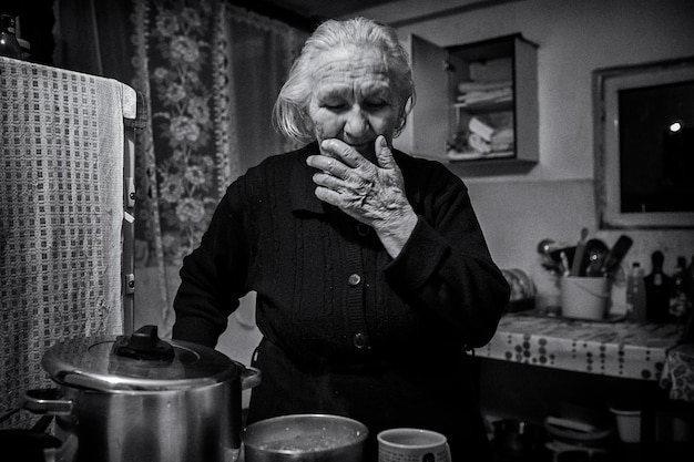 Foto donna anziana che prepara il cibo a casa