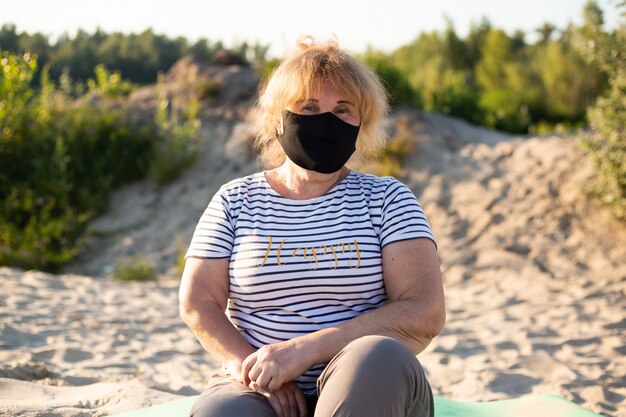 Donna senior in maschera protettiva respiratore, focolaio di malattia virale coronavirus covid-2019